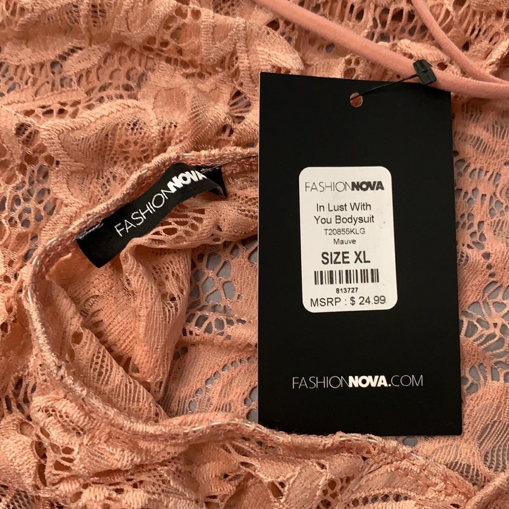 Fashion Nova floral lace bodysuit - Picture 3 of 4